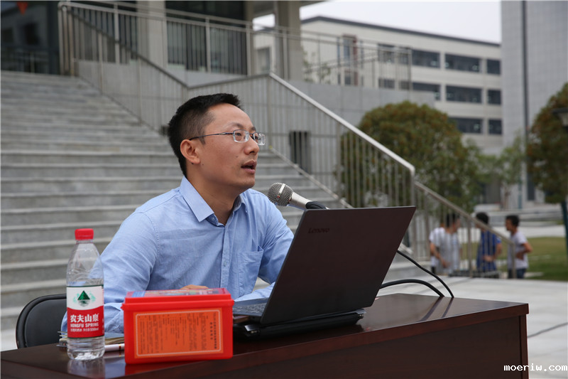 襄阳清大东方消防学校的曾常云老师做消防安全讲座.png