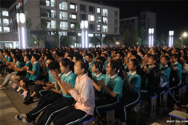 学生们正在观看比赛.png