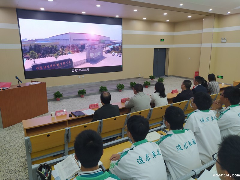 11阳光班学生观看东昇公司宣传片_副本.jpg