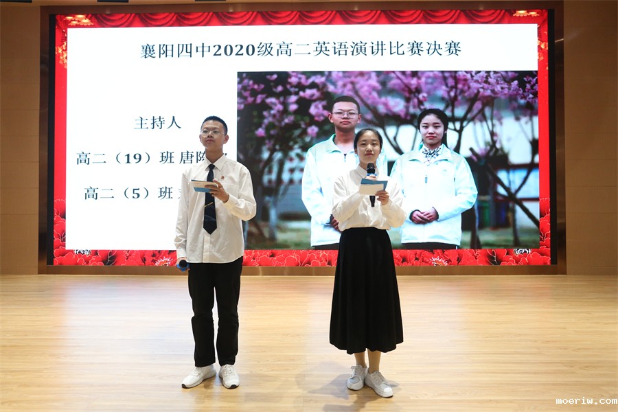 （2）主持人风采.jpg