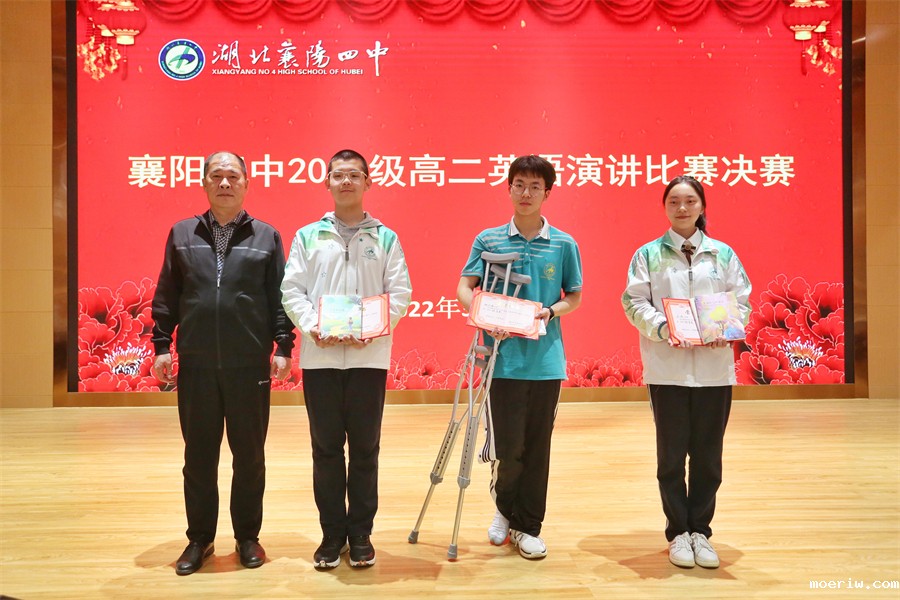（14）王校长为前三名颁奖.jpg